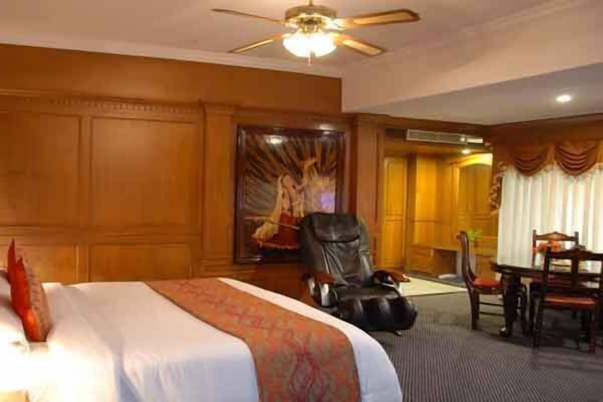 Executive Room, 1 Double Bed | Minibar, desk, iron/ironing board (on request)