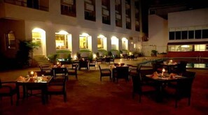 المنطقة المحيطة بالمنشأة