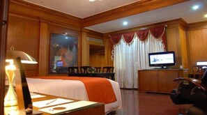 Minibar, escritorio y tabla de planchar con plancha 