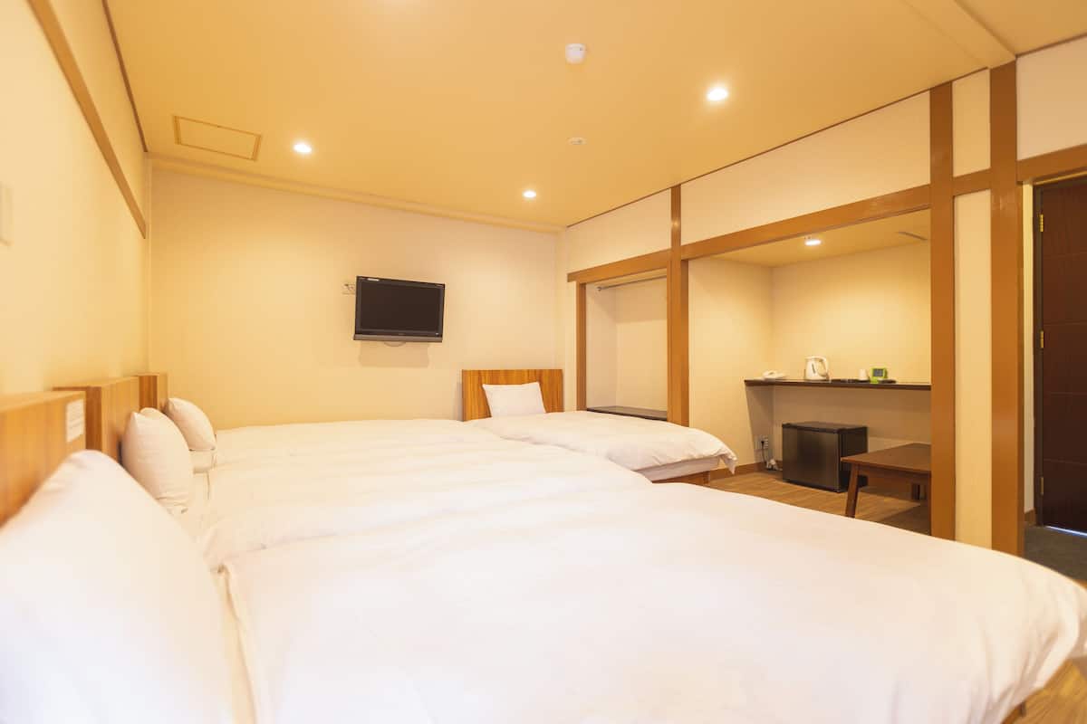 Quadruple Room, Non Smoking | Individually furnished, iron/ironing board, free WiFi, bed sheets