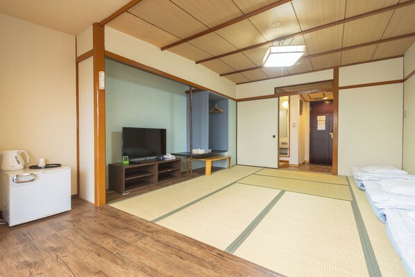 Quarto tradicional, várias camas, para não fumantes (For 4 Persons) | Individualmente mobiliados, ferros/tábuas de passar roupa