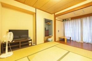 Quarto tradicional, várias camas, para não fumantes (For 4 Persons) | Individualmente mobiliados, ferros/tábuas de passar roupa