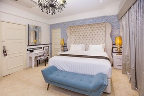 Suite ejecutiva, 1 cama King size, balcón | Artículos del minibar gratis y caja de seguridad en la habitación 