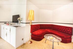 Suite executiva, 1 llit de matrimoni gran, balcó | Sala d'estar | Televisor LCD de 32 polzades amb canals per satèl·lit i televisor 