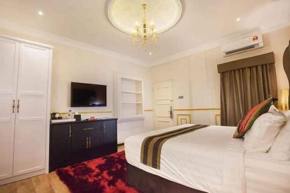 Free minibar, in-room safe, free WiFi, bed sheets