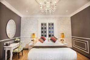 Suite estudio Deluxe, 1 cama King size | Artículos del minibar gratis y caja de seguridad en la habitación