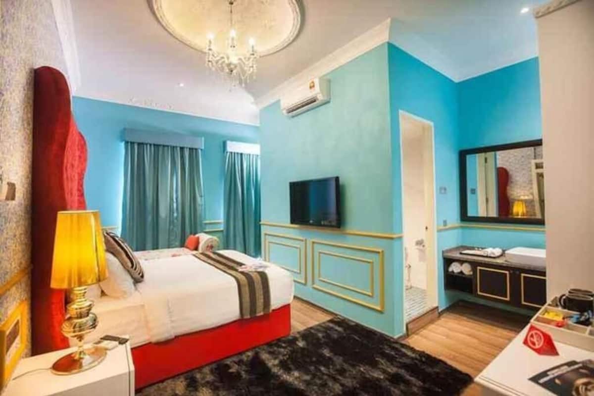 Free minibar, in-room safe, free WiFi, bed sheets