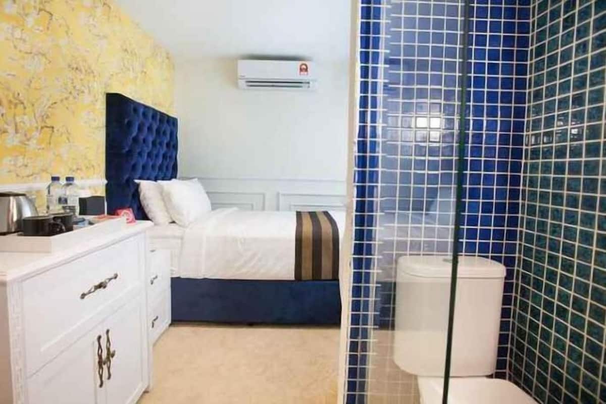 Free minibar, in-room safe, free WiFi, bed sheets