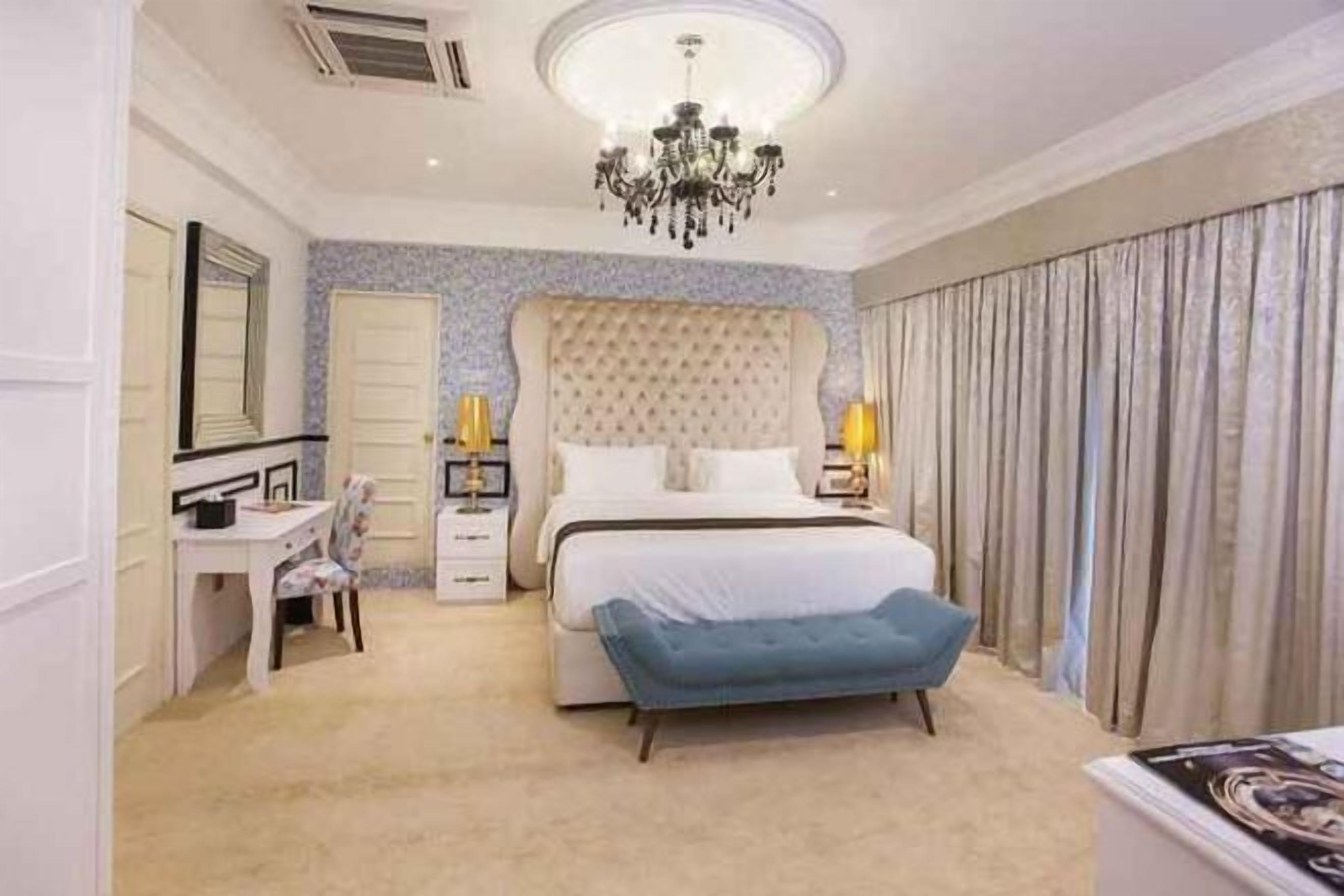 Minibar con artículos gratuitos, caja fuerte, wifi gratis y ropa de cama