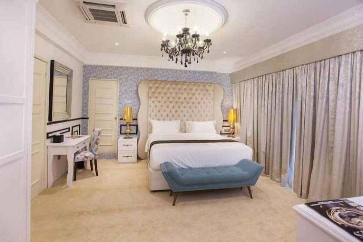 Free minibar, in-room safe, free WiFi, bed sheets