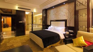 Desk, blackout curtains - Kaisheng Xingfeng International Hotel (Beijing)