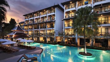 Outdoor pool, free pool cabanas, pool umbrellas