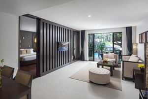 Een minibar, een kluis op de kamer, een bureau, een laptopwerkplek