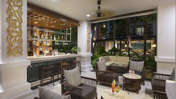 2 bars/lounges, swim-up bar, poolside bar