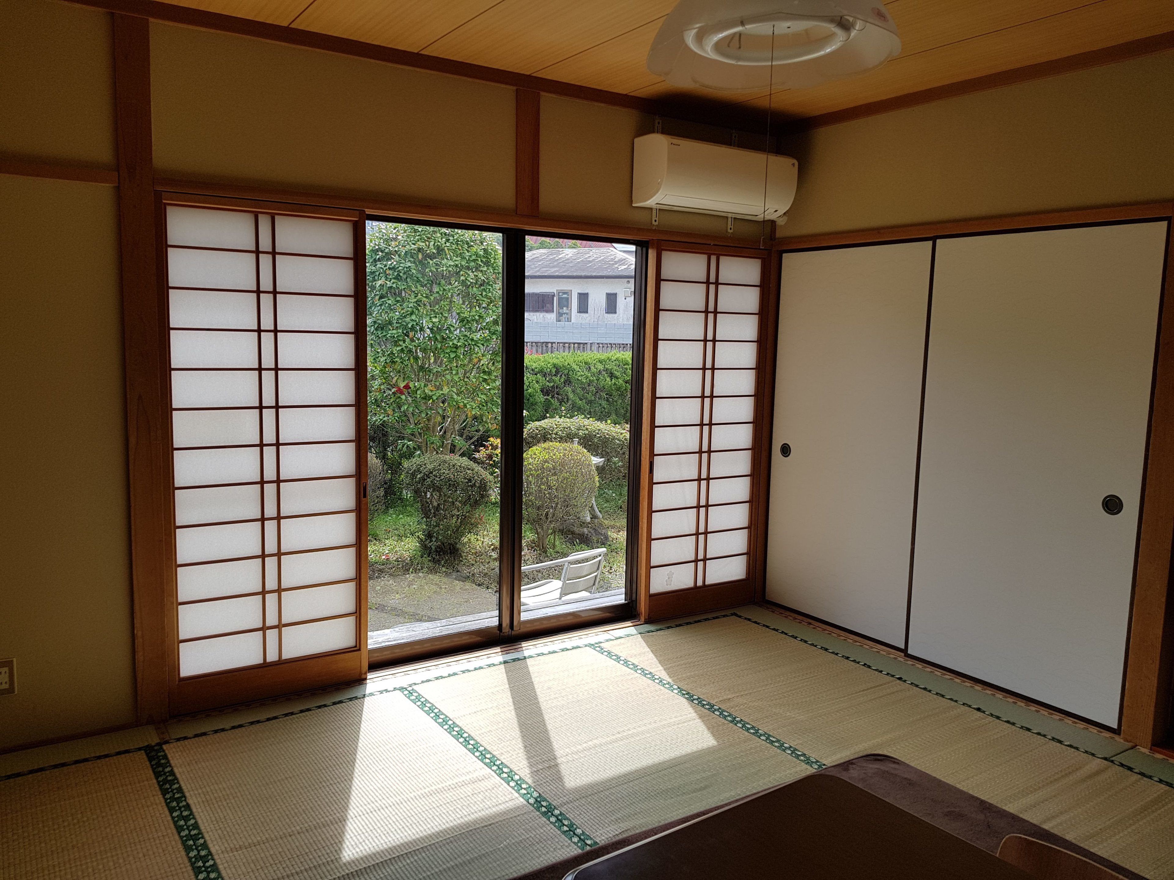 办公桌、免费 WiFi