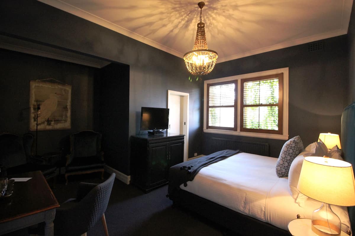 Classic King Room | 1 bedroom, minibar, free WiFi, bed sheets