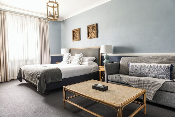 Deluxe King with Sofa | Minibar, free WiFi, bed sheets - Berida Hotel (Bowral)