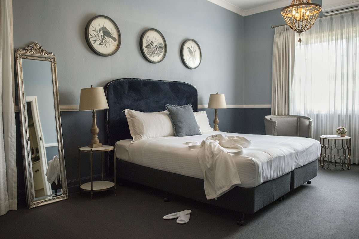 Minibar, wifi gratis y ropa de cama