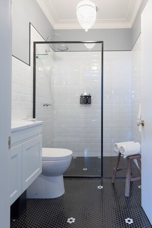 Deluxe King | Bathroom