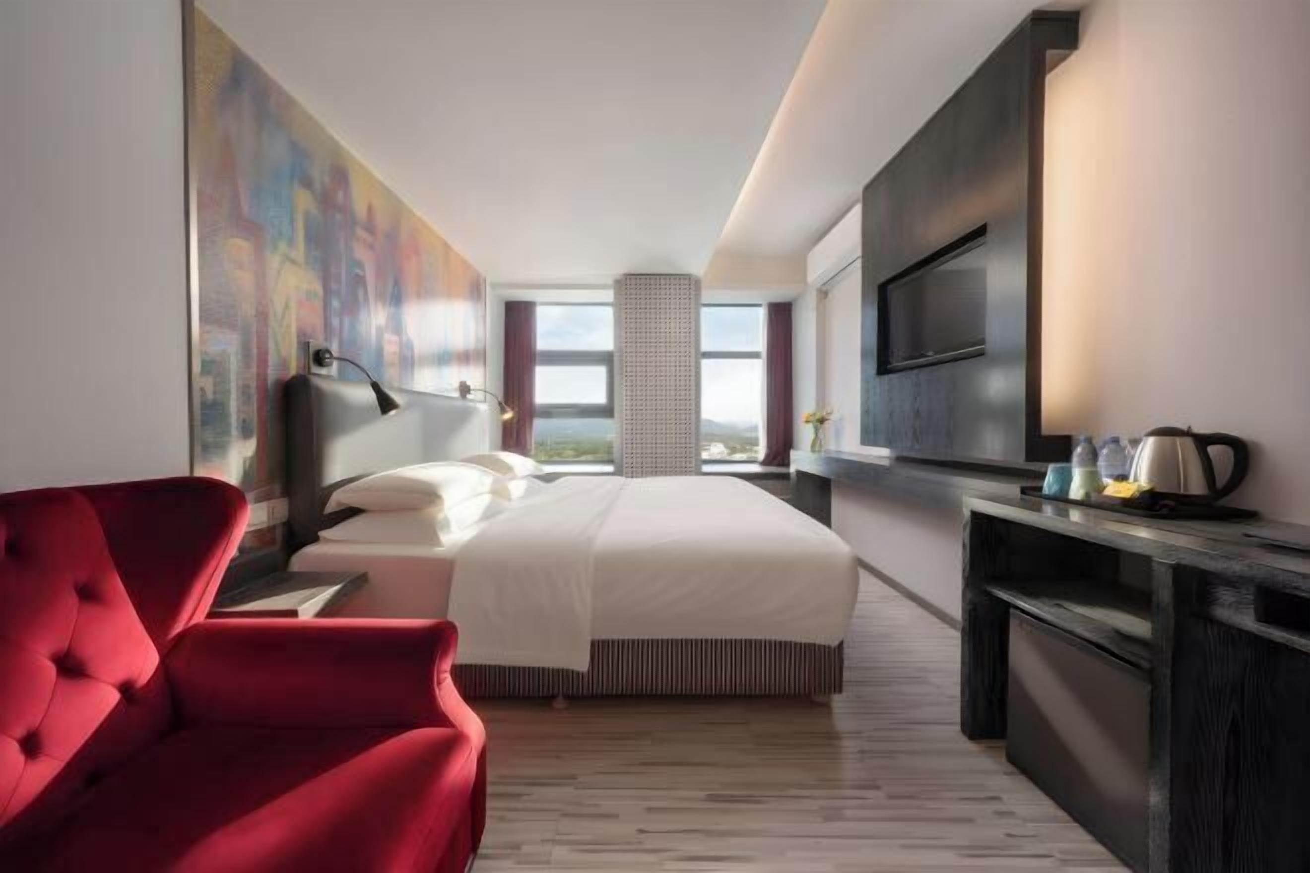 ミニバー、セーフティボックス (室内)、デスク、遮光カーテン