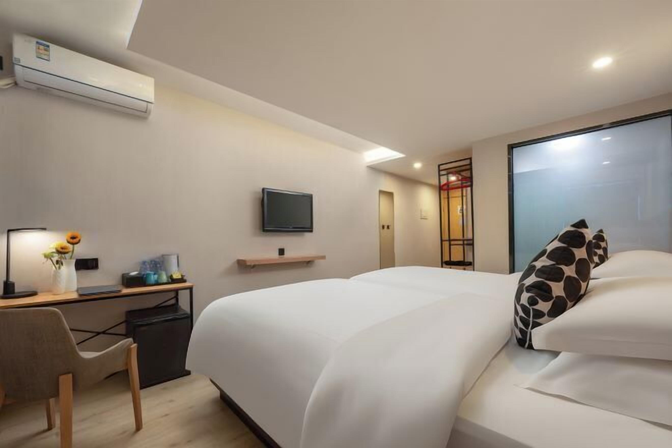 ミニバー、セーフティボックス (室内)、デスク、遮光カーテン