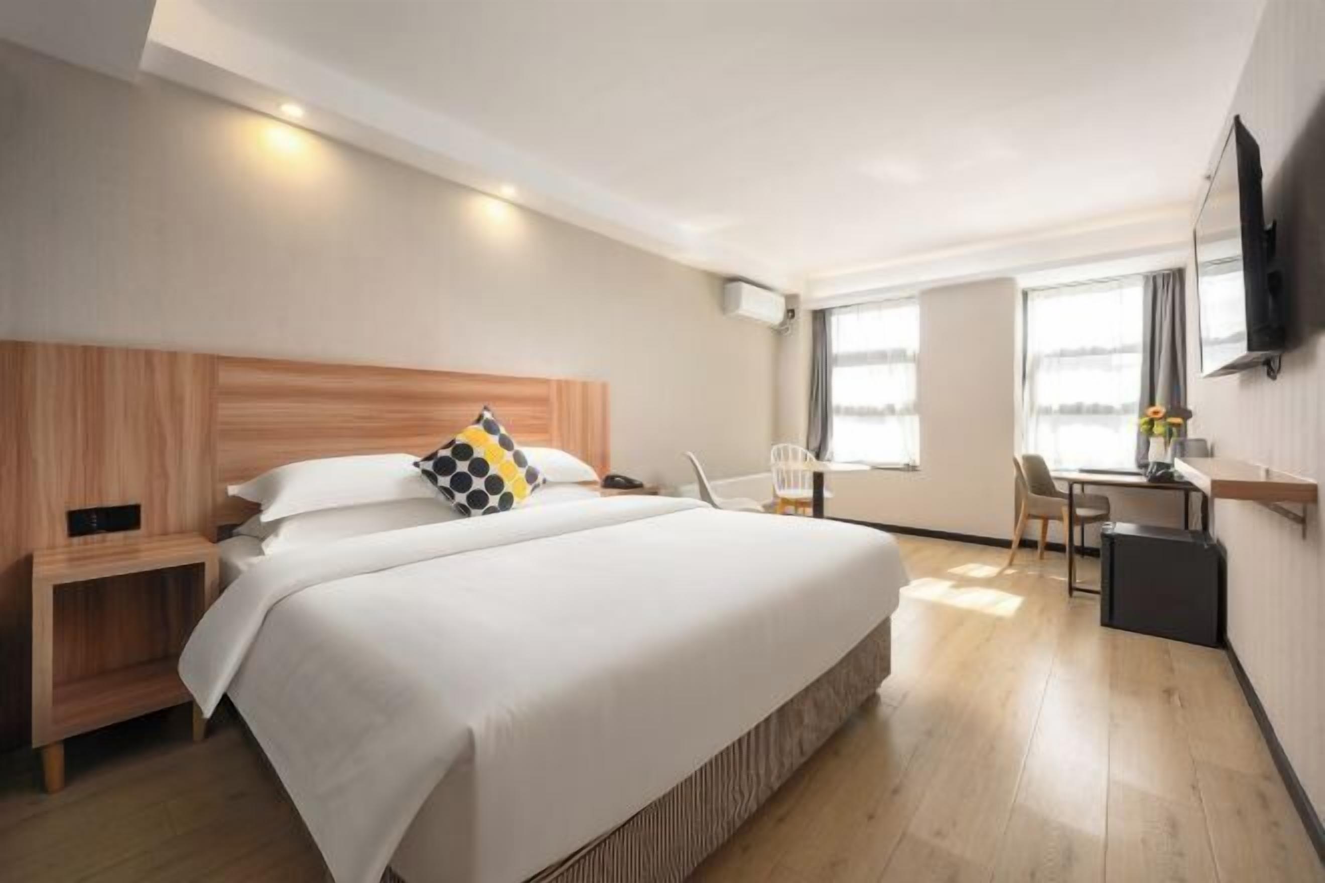 ミニバー、セーフティボックス (室内)、デスク、遮光カーテン