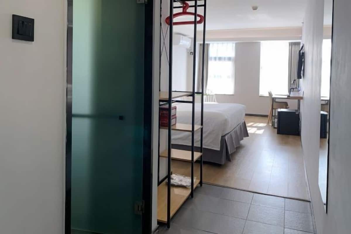 Minibar, Zimmersafe, Schreibtisch, Verdunkelungsvorhänge