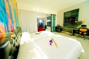 Minibar, caja de seguridad en la habitación y escritorio