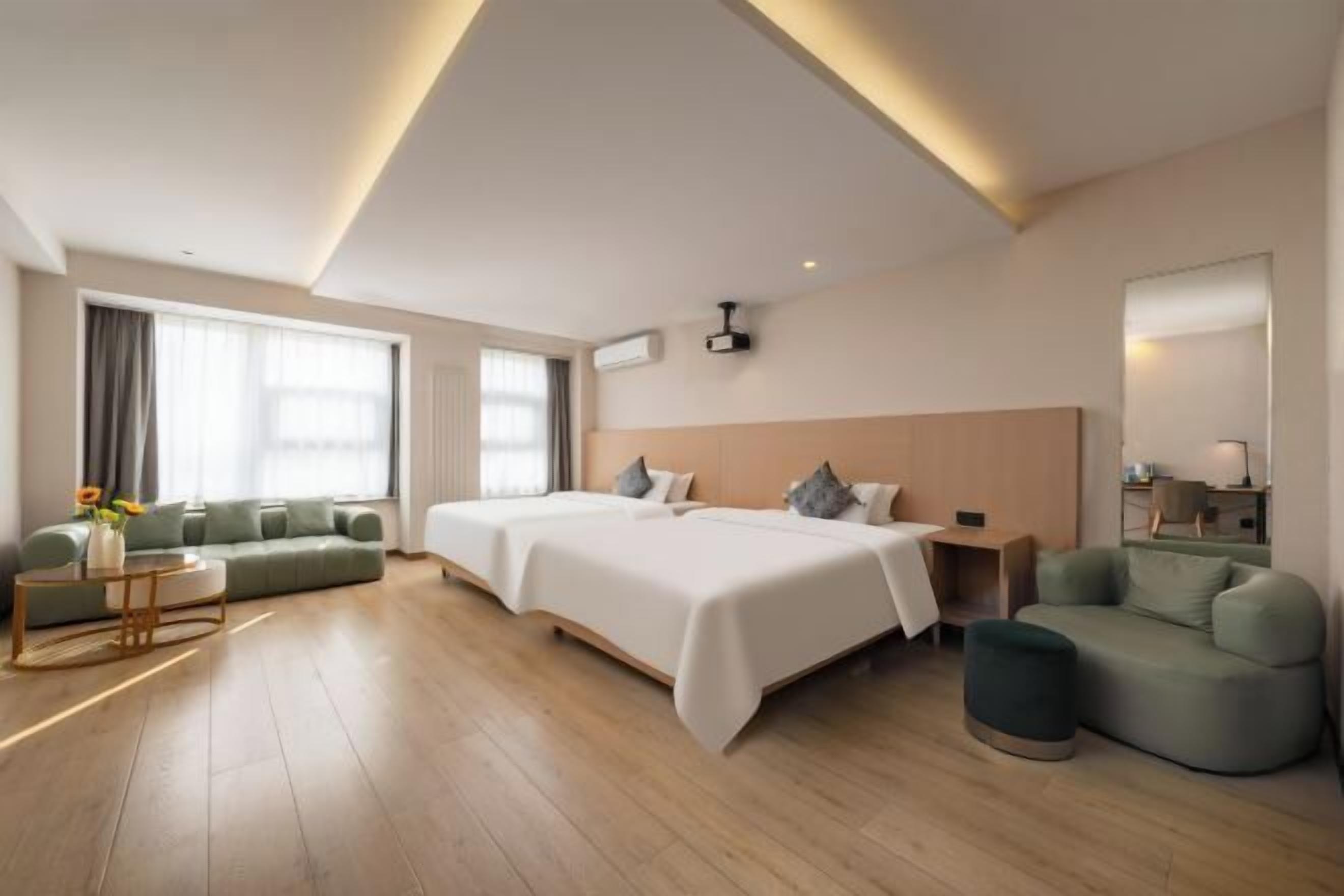 ミニバー、セーフティボックス (室内)、デスク、遮光カーテン