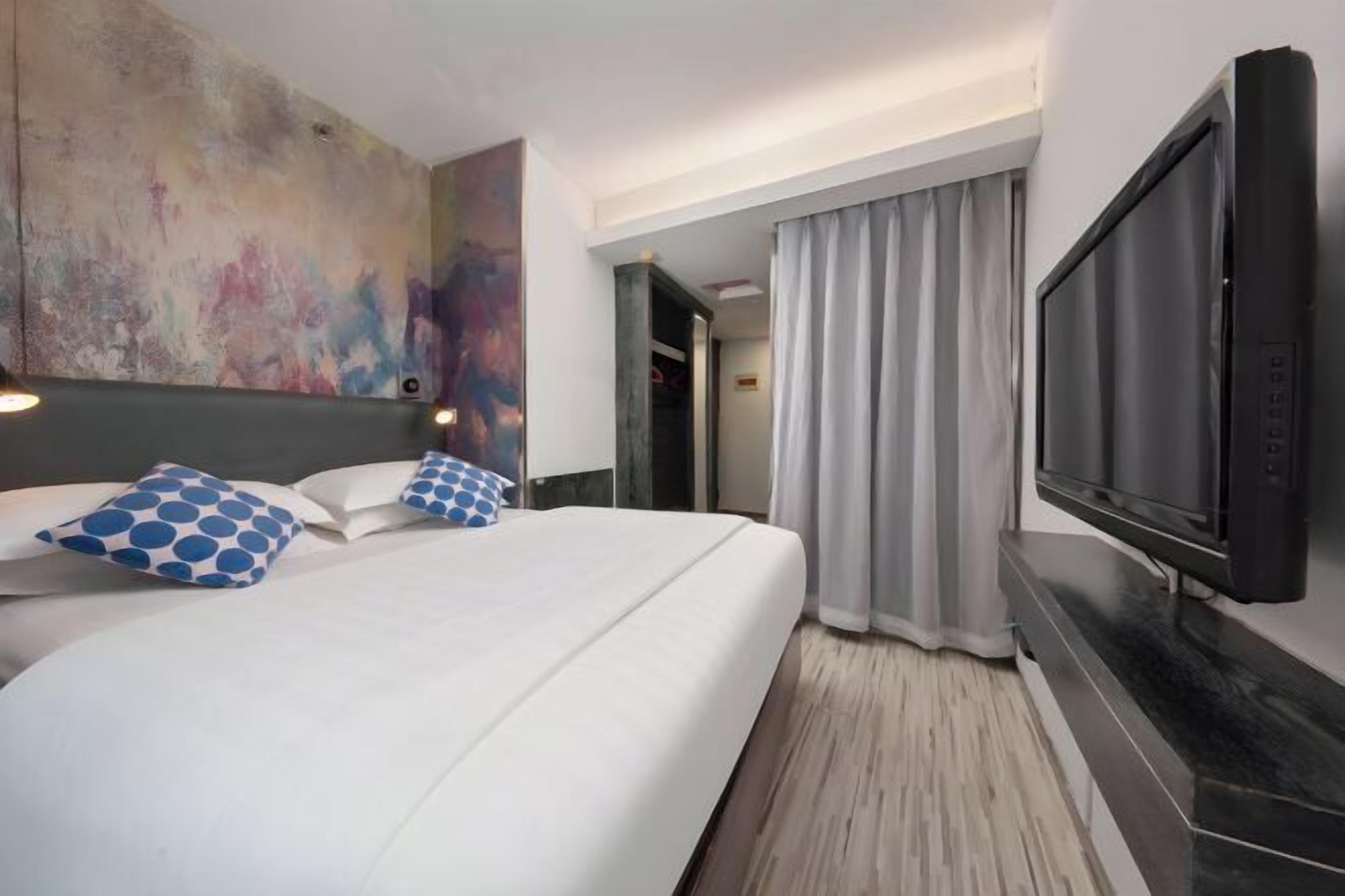 ミニバー、セーフティボックス (室内)、デスク、遮光カーテン