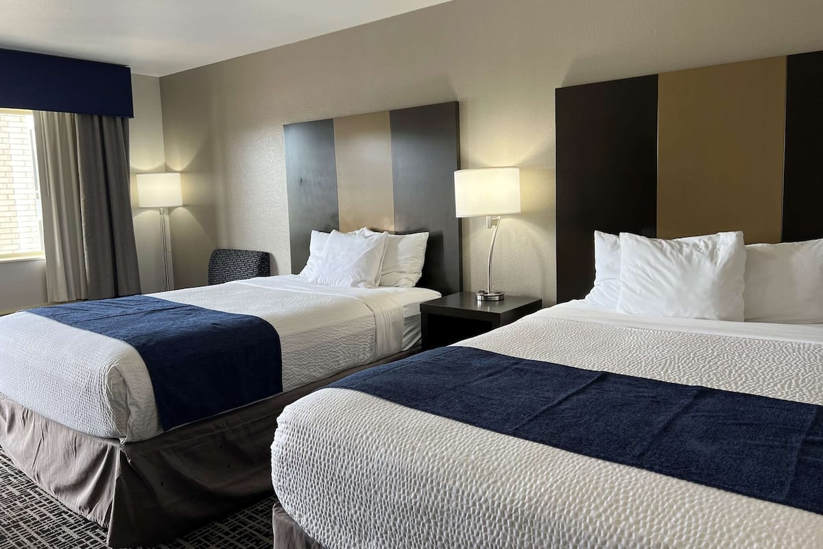 Habitación, 2 camas Queen size, para fumadores | Escritorio, cunas gratuitas, wifi gratis y ropa de cama