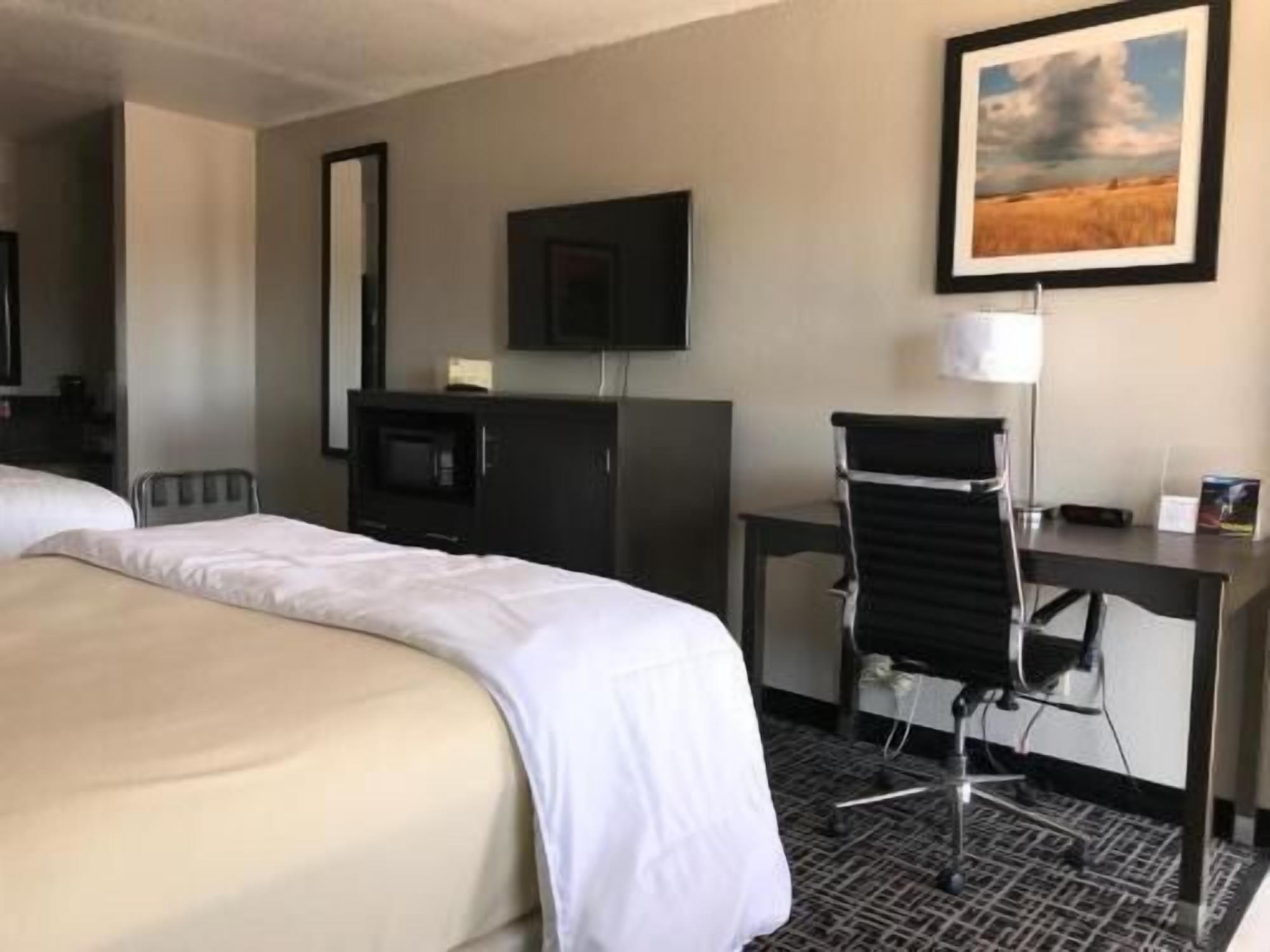 Escritorio, cunas gratuitas, wifi gratis y ropa de cama 