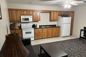 Escritorio, cunas gratuitas, wifi gratis y ropa de cama 