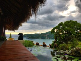 Una piscina al aire libre (de 08:00 a 18:00), sombrillas, tumbonas