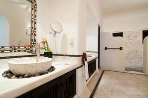 Suite de lujo, 1 cama King size, alberca privada, vista al océano | Baño | Regadera, amenidades de baño de diseñador, secadora de cabello, batas 
