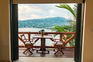 Suite superior, 1 cama de matrimonio grande, vistas al mar, junto a la piscina | Zona de estar | Una Smart TV, Netflix