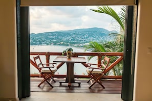 Suite Supérieure, 1 très grand lit, vue océan, en bord de piscine | Coin séjour | TV connectée, Netflix