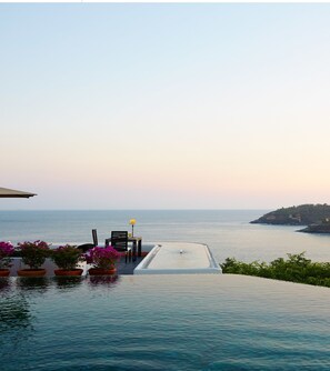 Dinner served, international cuisine, beach views 