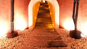 Eine Treppe mit warmem, einladendem Innenraum, begleitet von zwei Skulpturen an jeder Seite.