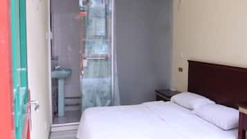 Habitación estándar doble | Escritorio, cortinas opacas, tabla de planchar con plancha y wifi gratis