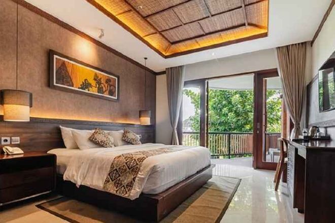 Bar mini, peti besi dalam bilik, meja, seterika/papan seterika 