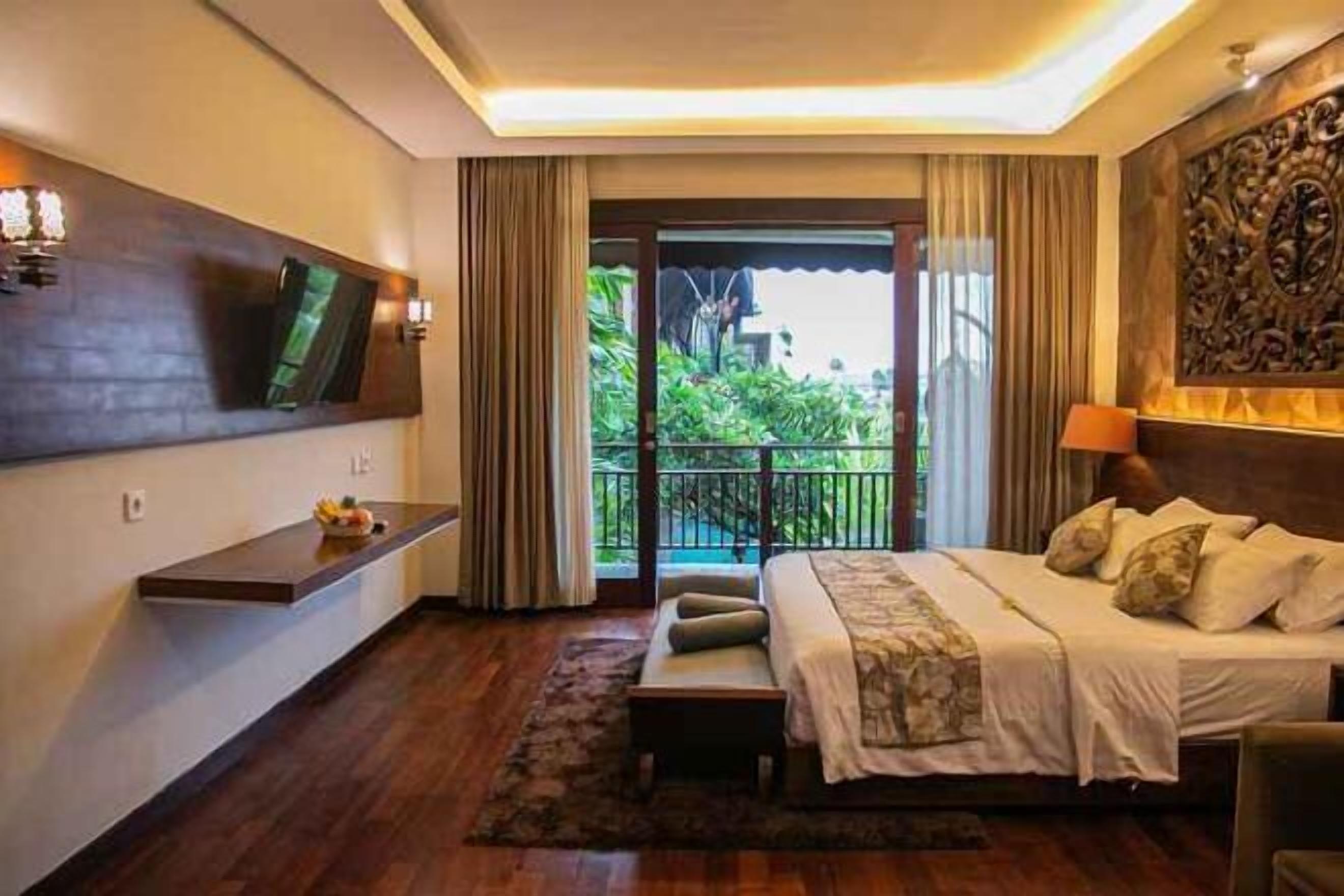 Minibar, in-room safe, desk, iron/ironing board