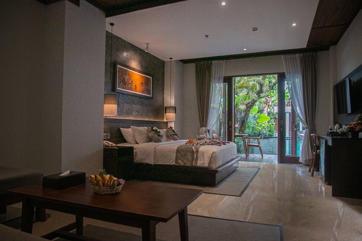 套房 (Master Room Pool Access) | 迷你吧、房內夾萬、書桌、熨斗/熨衫板
