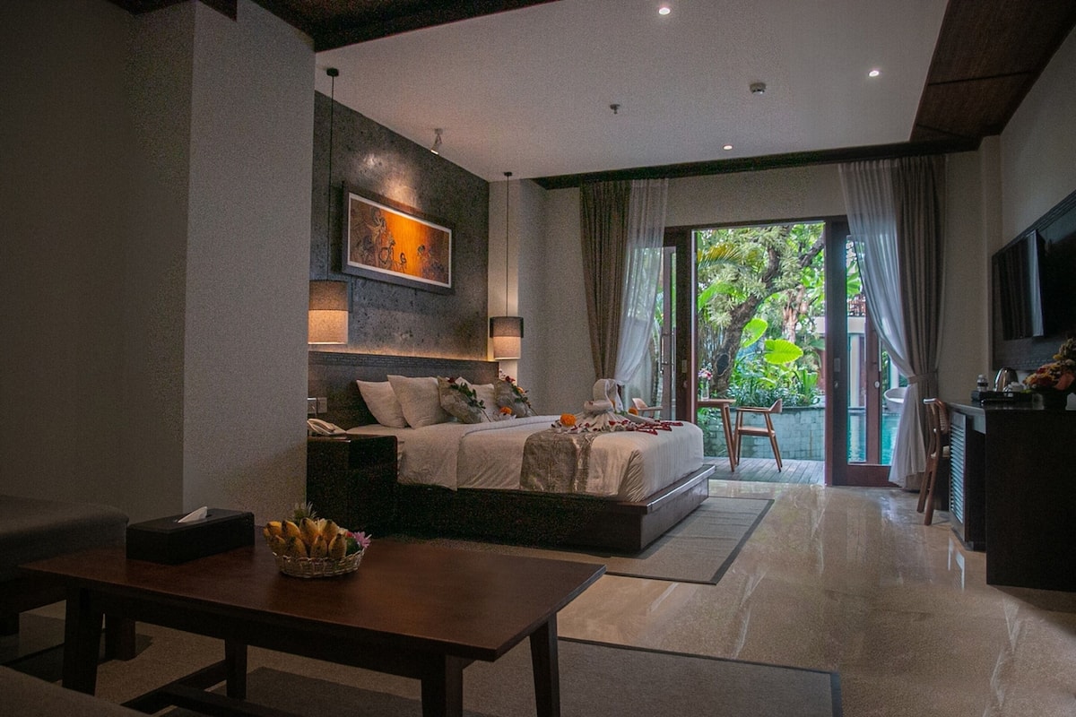 Master Suite Room Pool Access