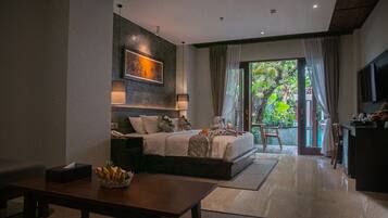 Suite (Master Room Pool Access) | Minibar, caja de seguridad en la habitación y escritorio