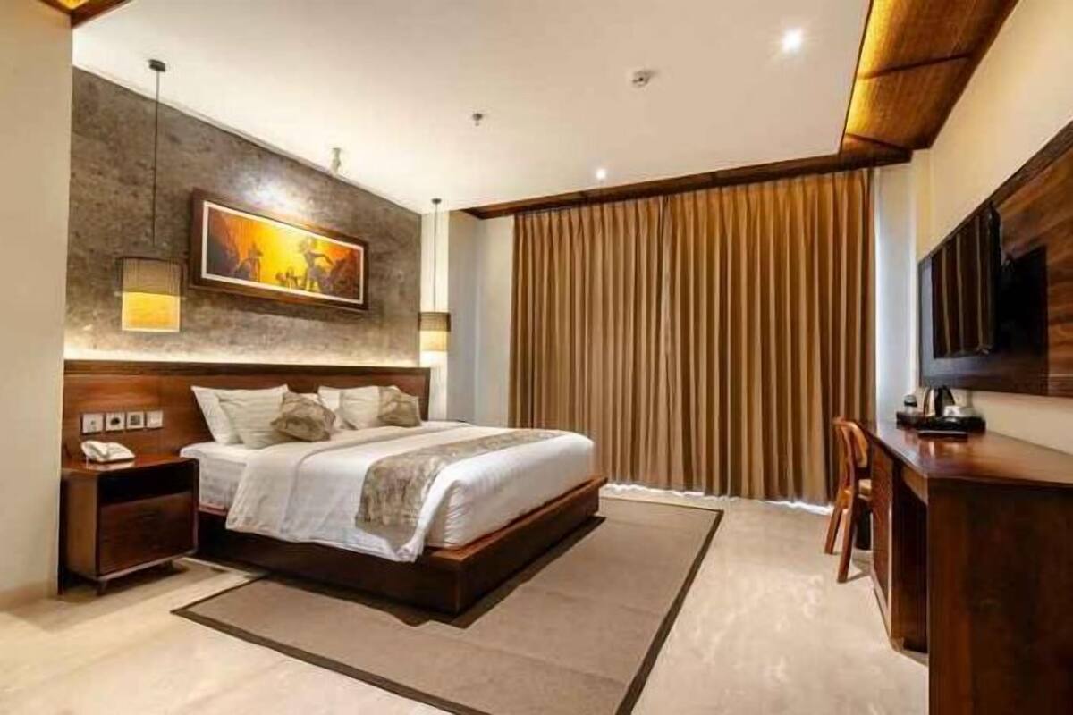 1 kamar tidur, minibar, brankas, dan meja kerja