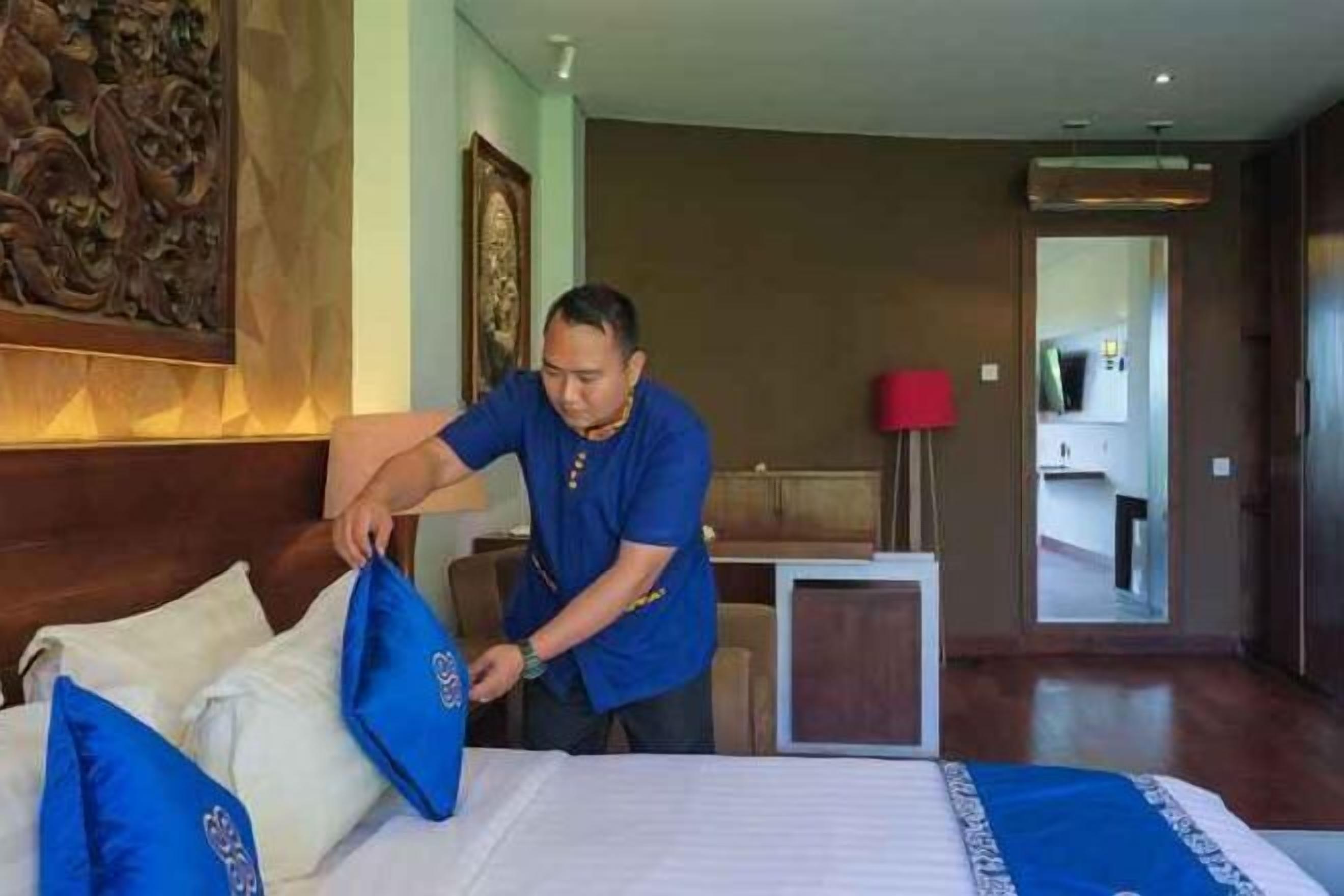 Minibar, in-room safe, desk, iron/ironing board