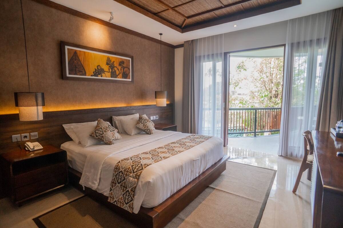 Superior Pool View | 迷你吧、房內夾萬、書桌、熨斗/熨衫板