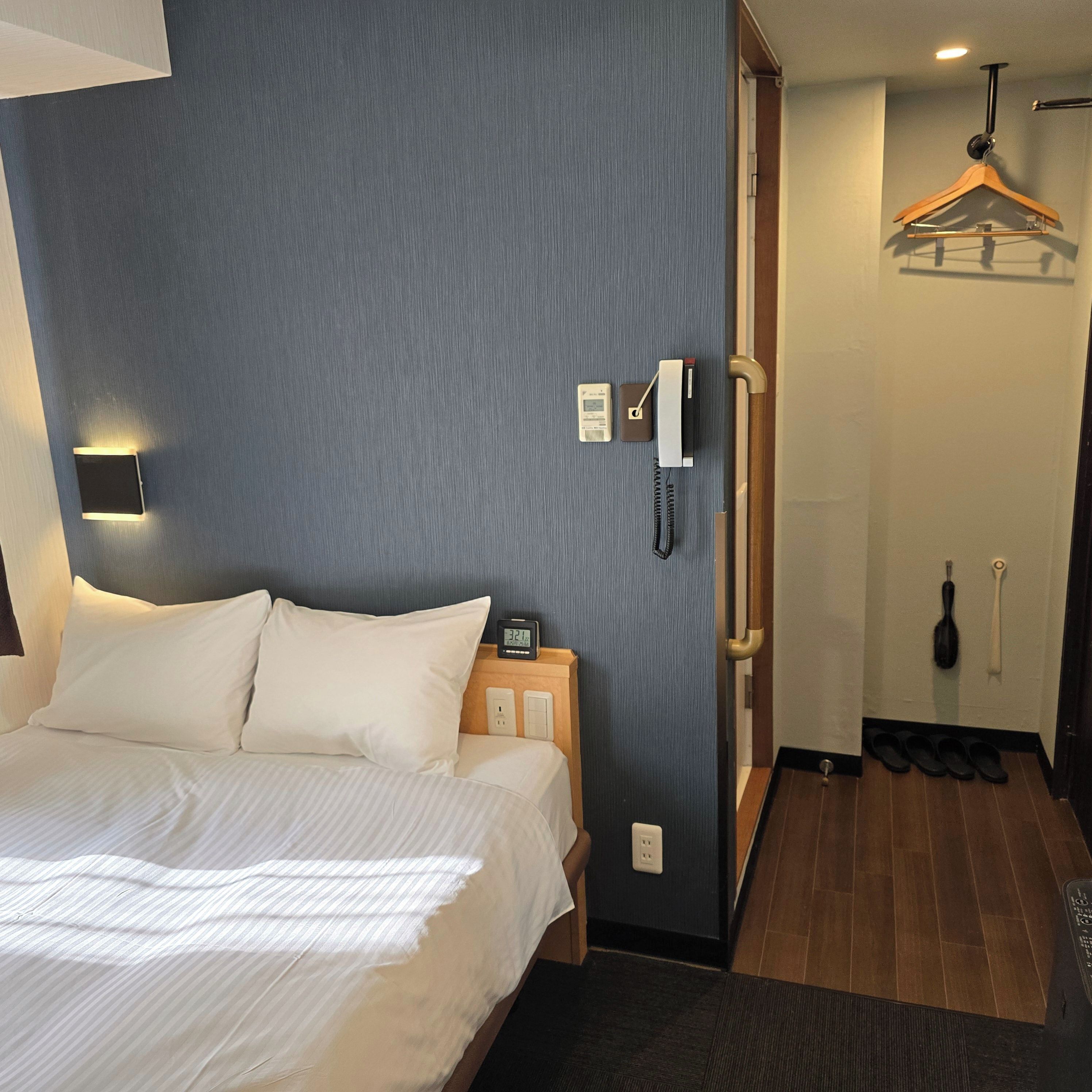 Premium bedding, down duvets, desk, blackout curtains