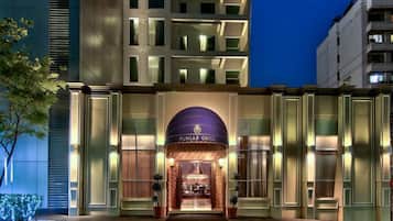 2 restaurants, breakfast, lunch, dinner served; Indian cuisine